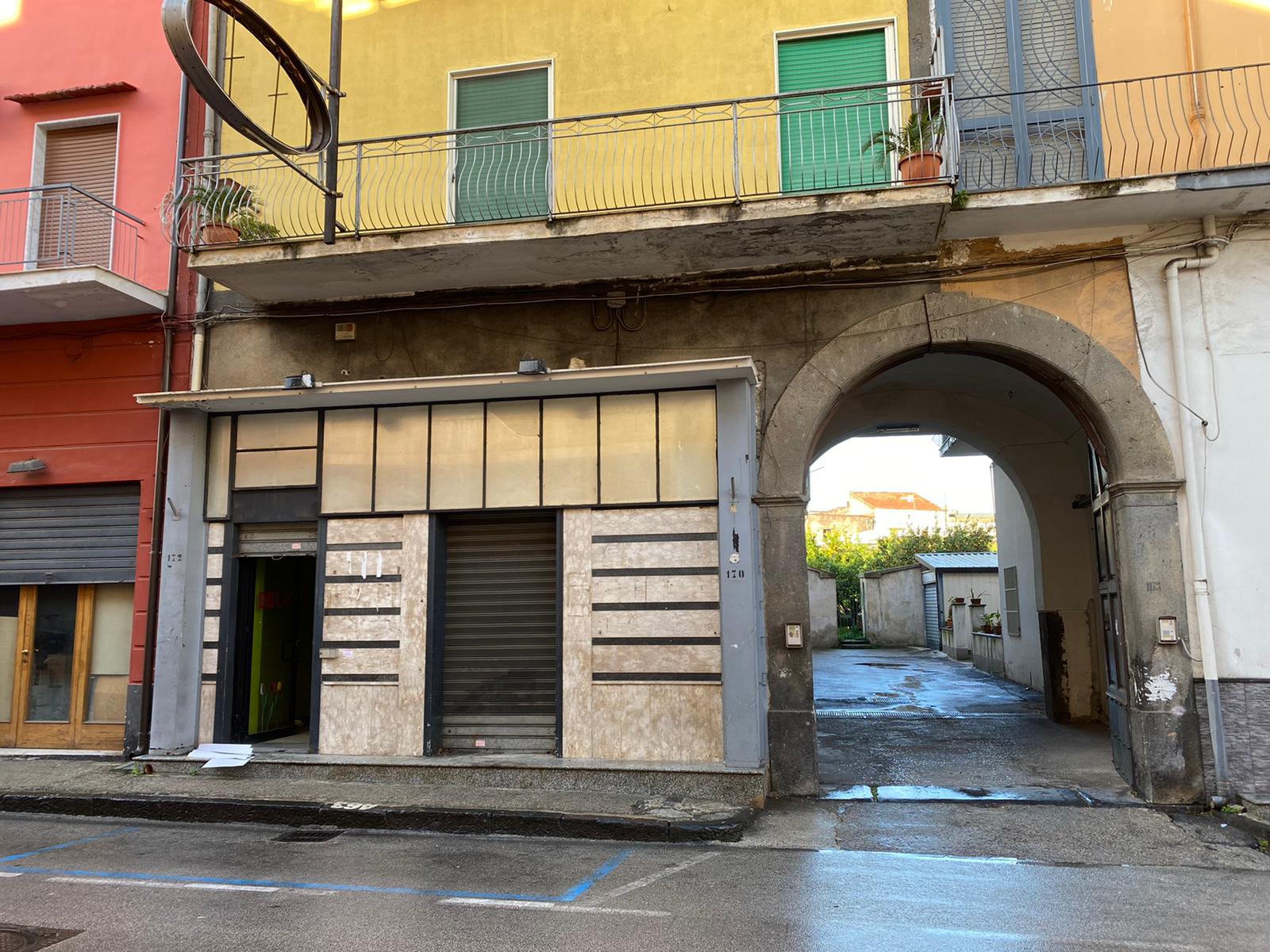 Locale Commerciale fronte strada 2 vetrine